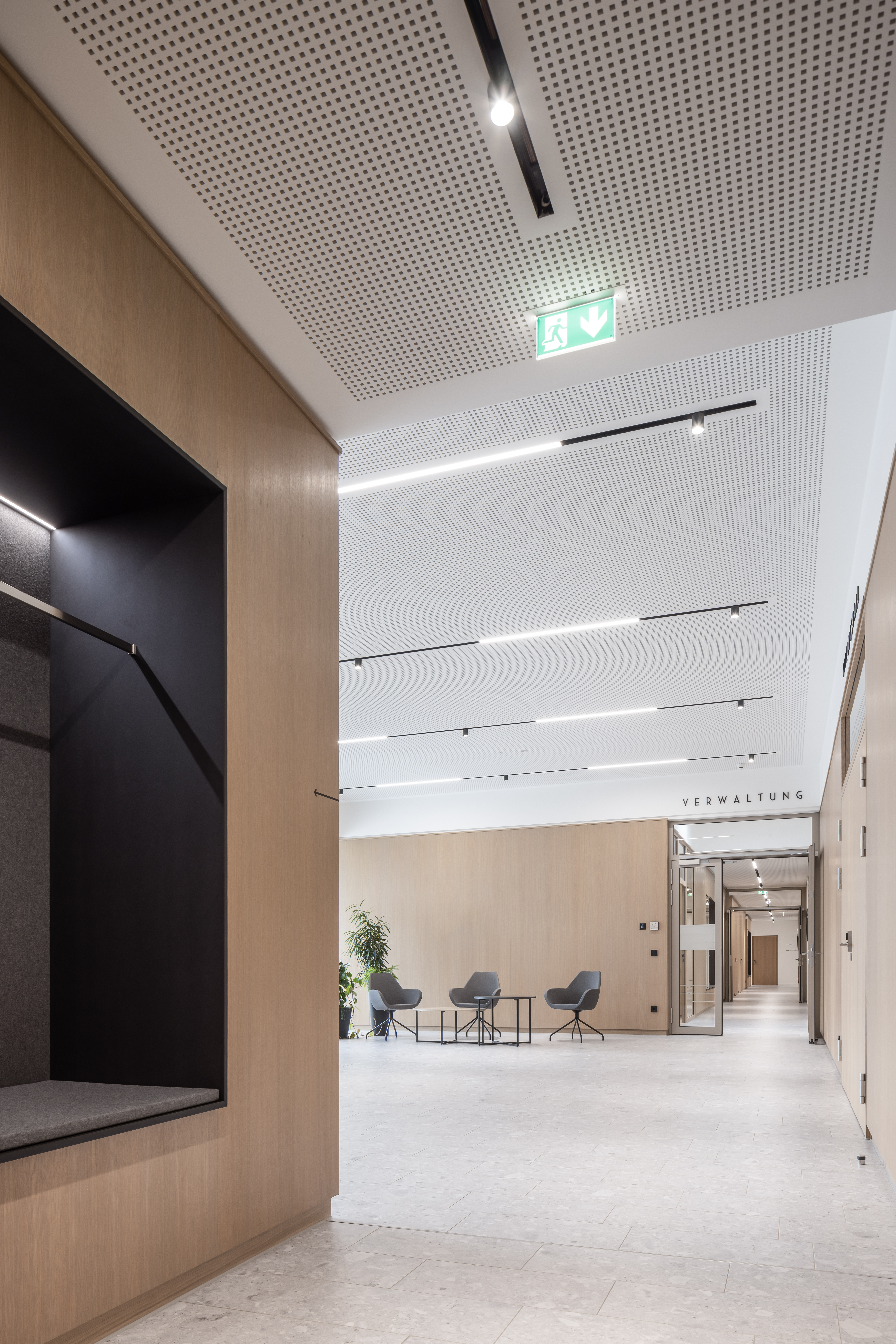 Rathaus Reischach Sitzelemente